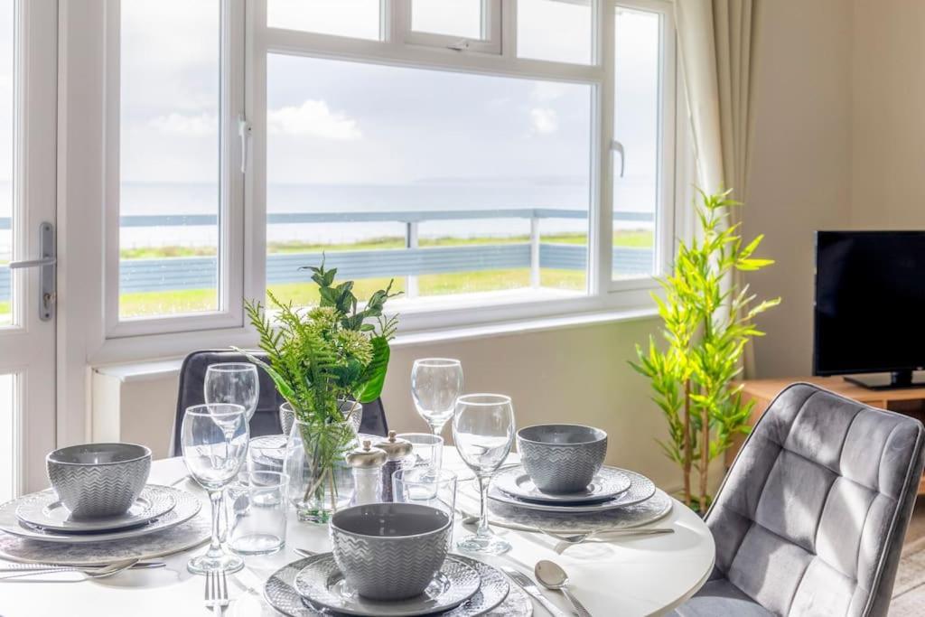Panoramic Sea View Apartment Sleeps 4-Free Parking Bournemouth Exterior photo