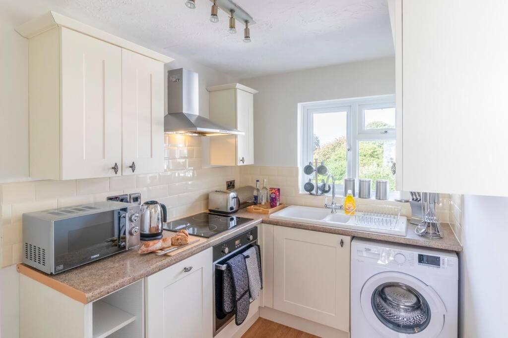 Panoramic Sea View Apartment Sleeps 4-Free Parking Bournemouth Exterior photo